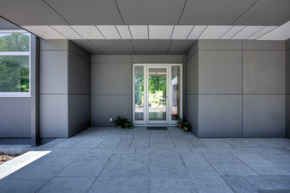 Inspiration pour une façade de maison grise minimaliste de taille moyenne et de plain-pied avec un toit plat et un toit blanc.