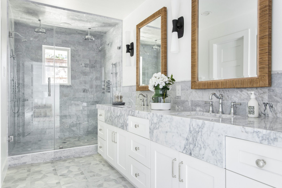 Inredning av ett klassiskt mellanstort vit vitt en-suite badrum, med skåp i shakerstil, vita skåp, en toalettstol med separat cisternkåpa, vit kakel, vita väggar, ett undermonterad handfat, vitt golv, dusch med gångjärnsdörr, ett fristående badkar, en dusch/badkar-kombination, marmorkakel, marmorgolv och marmorbänkskiva