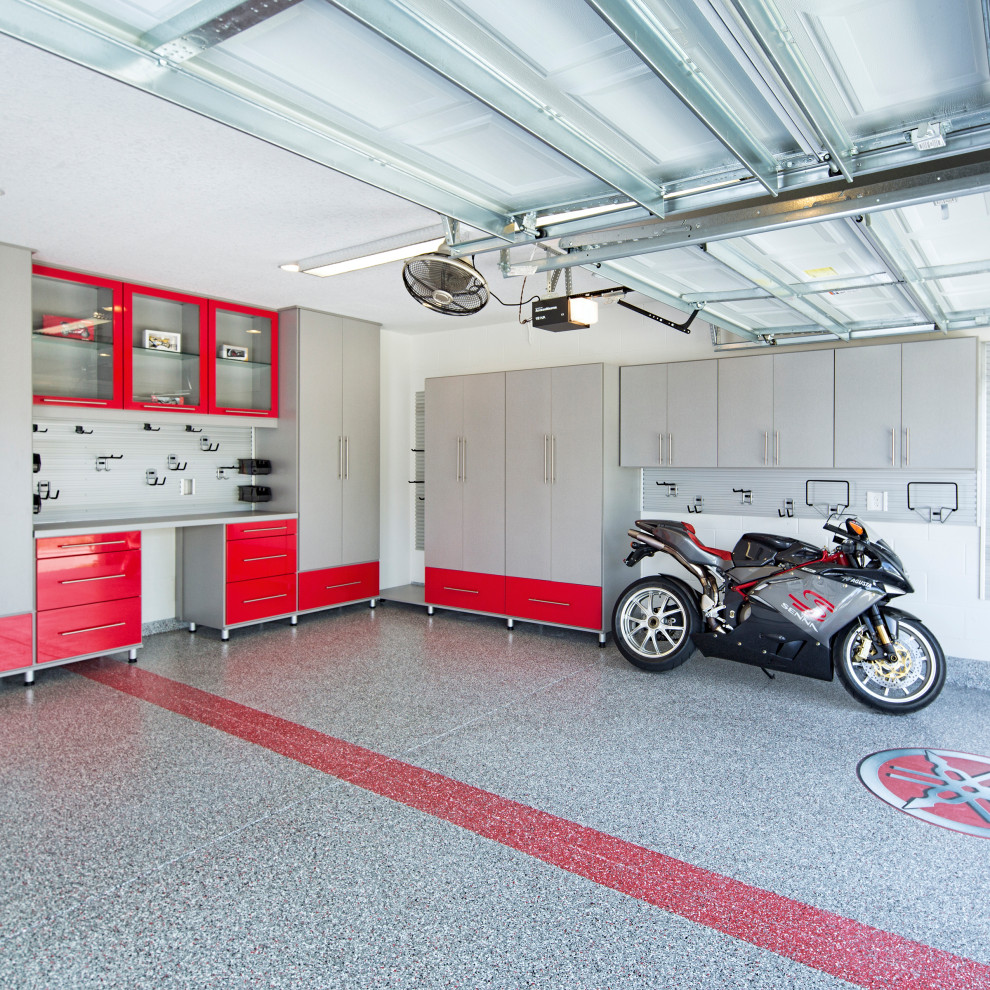 This is an example of a modern garage in Los Angeles.