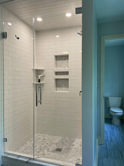 Custom slider shower doors, spray panels and commerical doors. minimalistisch-badezimmer