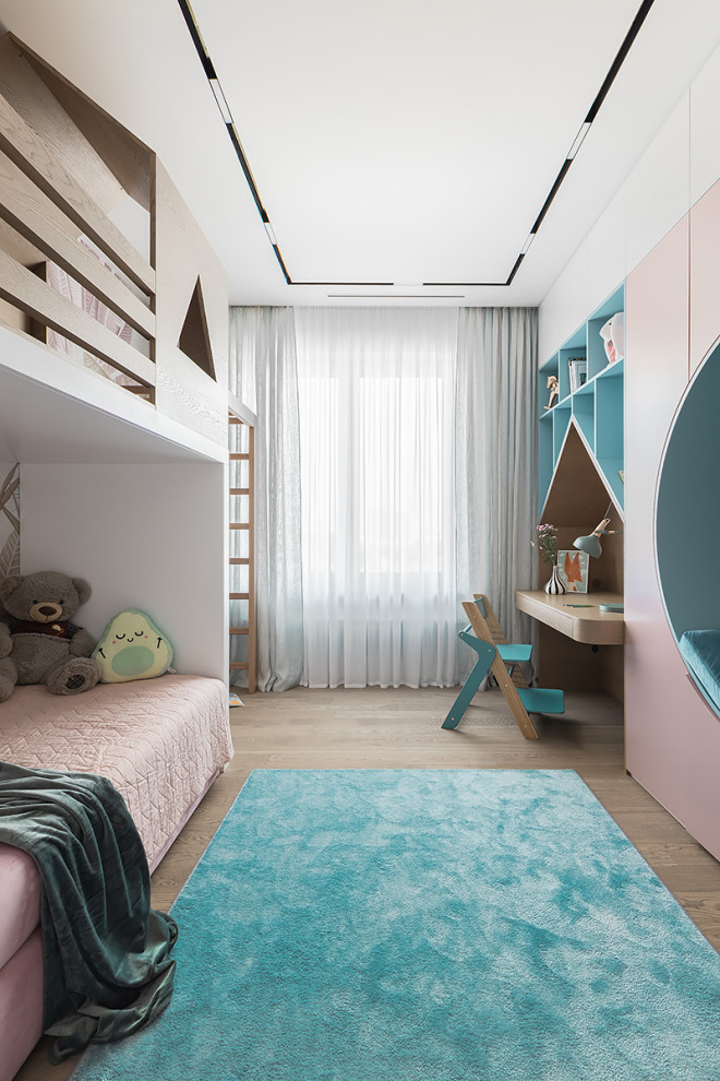 Ejemplo de dormitorio infantil actual con suelo de madera clara