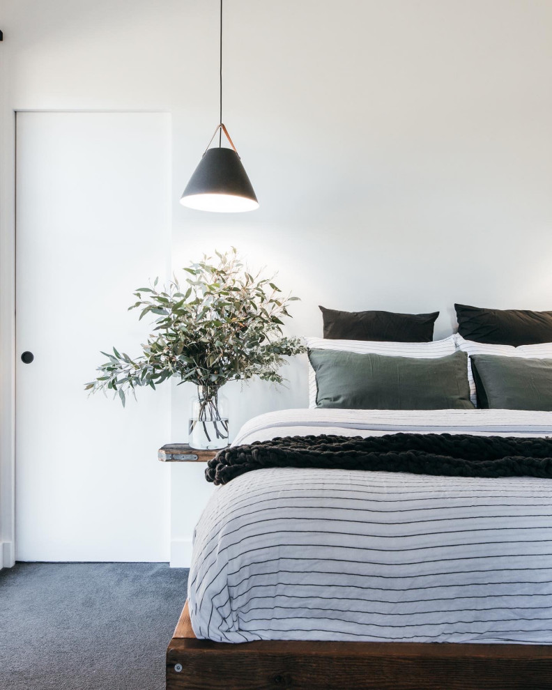Стильный дизайн: большая спальня в современном стиле с бетонным полом - последний тренд