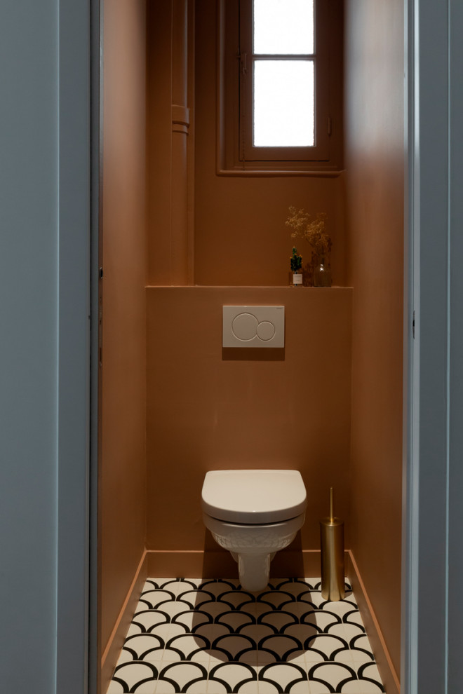 На фото: маленький туалет в современном стиле с инсталляцией, розовыми стенами, полом из цементной плитки и разноцветным полом для на участке и в саду