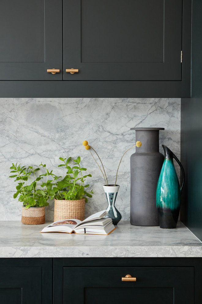 Foto di un'ampia cucina minimal con ante in stile shaker, ante verdi, top in granito, paraspruzzi grigio, paraspruzzi in granito, pavimento in legno massello medio e top grigio