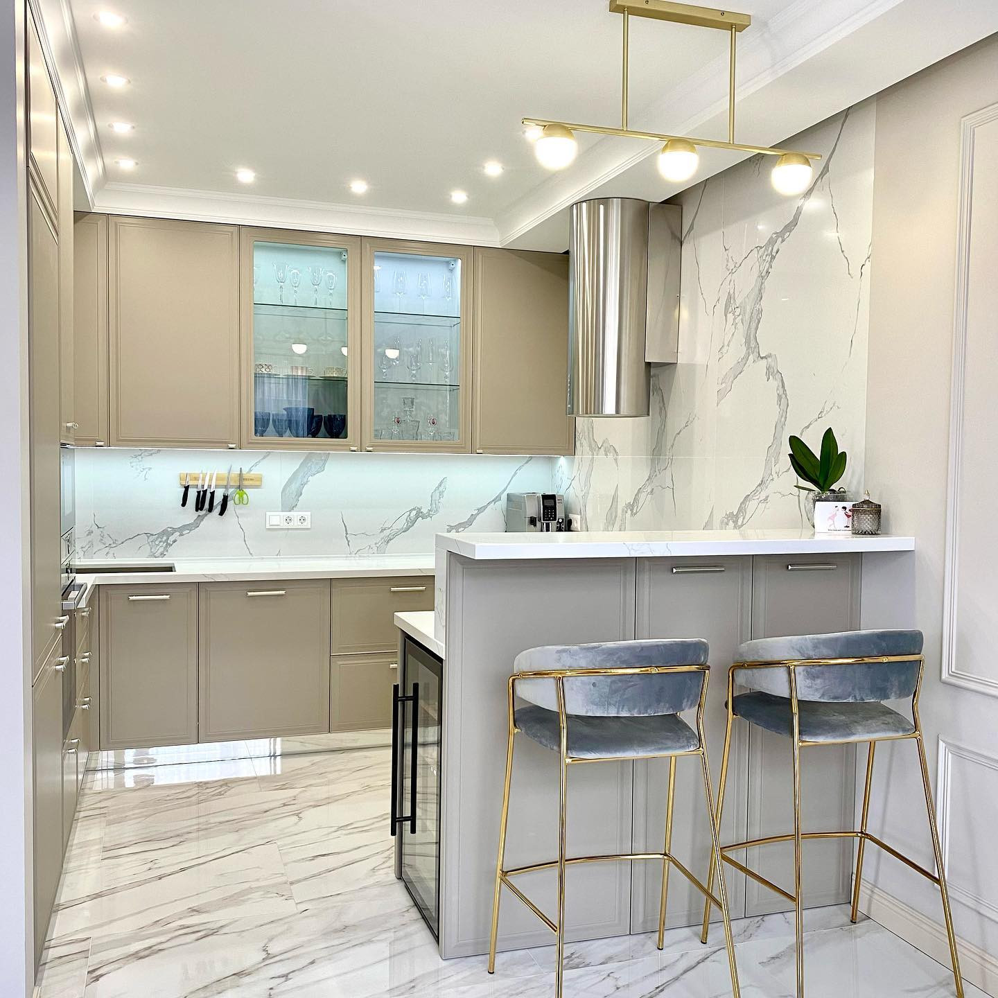 Угловая кухня с индивидуальной фрезеровкой фасадов