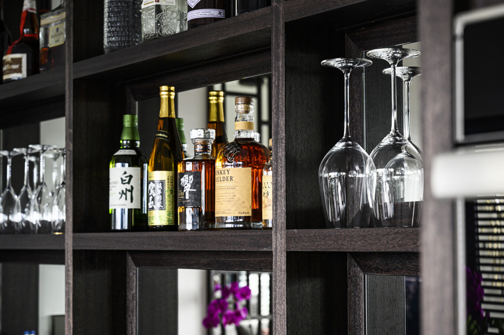 Design ideas for a contemporary home bar in Singapore.