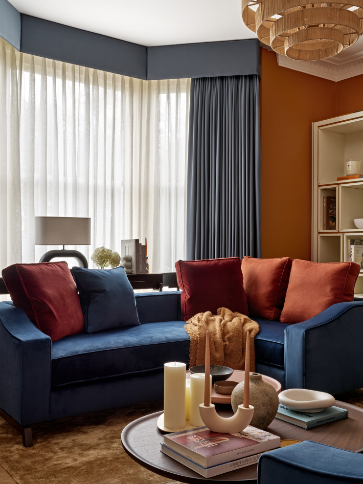 Esempio di un grande soggiorno classico con pareti arancioni, stufa a legna, TV nascosta e pavimento marrone