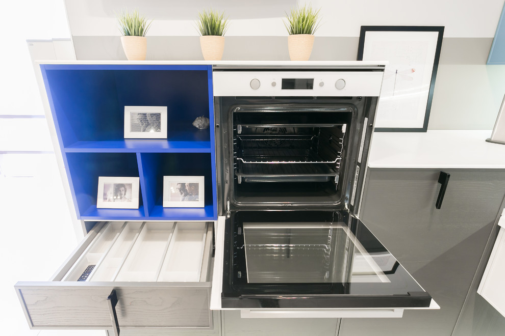 Бело-синяя кухня