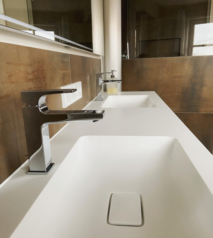 Großes Uriges Badezimmer mit Doppelwaschbecken in München