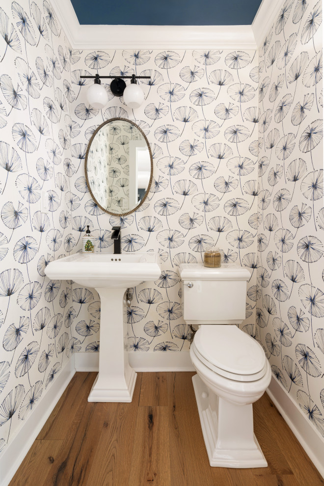 Kleine Klassische Gästetoilette mit Wandtoilette mit Spülkasten, beiger Wandfarbe, braunem Holzboden, Sockelwaschbecken, braunem Boden, freistehendem Waschtisch und Tapetenwänden in Philadelphia