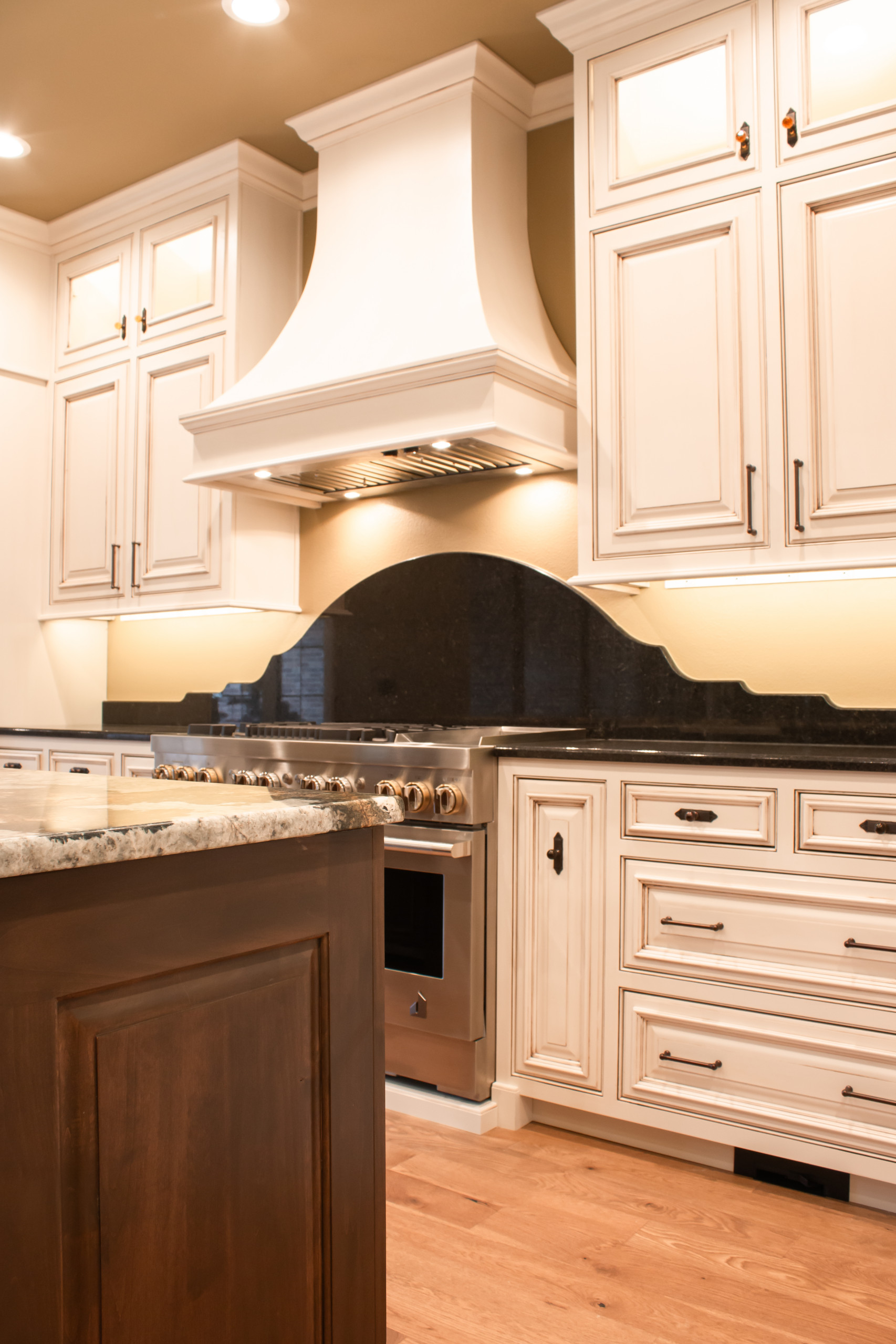Slocum Custom Home - Kitchen & Wet Bar