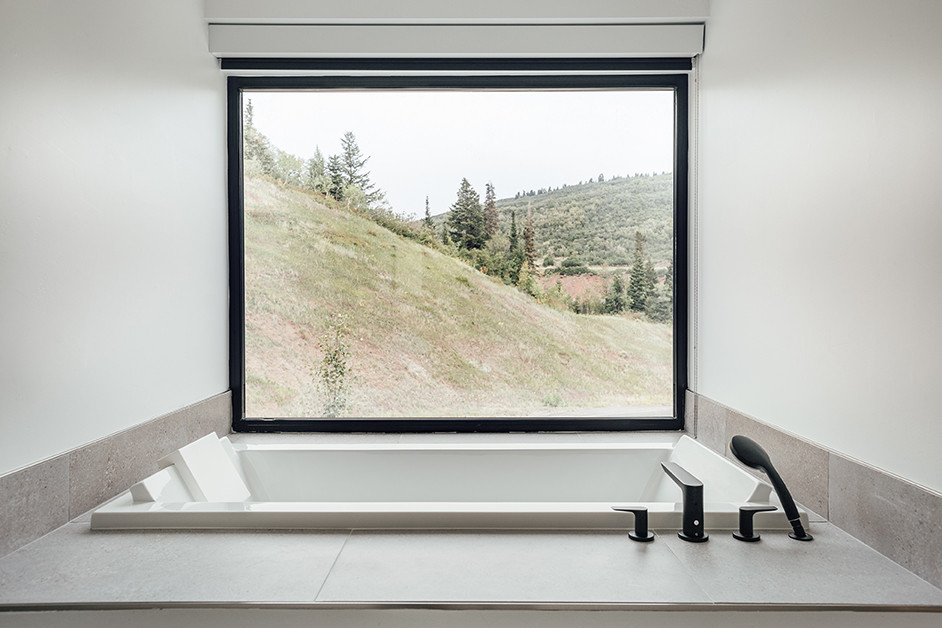 Idee per una stanza da bagno padronale contemporanea di medie dimensioni con vasca ad alcova, piastrelle bianche e pareti bianche