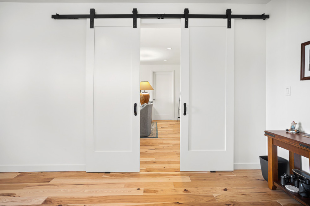 Esempio di un ingresso o corridoio classico di medie dimensioni con pavimento in legno massello medio