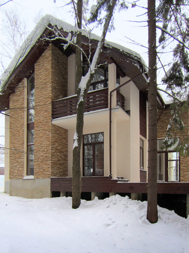 Réalisation d'une grande façade de maison multicolore nordique en planches et couvre-joints à un étage avec un revêtement mixte, un toit en shingle, un toit marron et un toit de Gambrel.