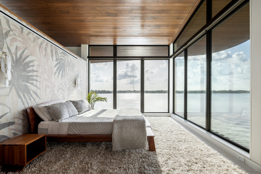 Großes Modernes Hauptschlafzimmer mit beiger Wandfarbe, Porzellan-Bodenfliesen, beigem Boden, Holzdecke und Tapetenwänden in Sonstige