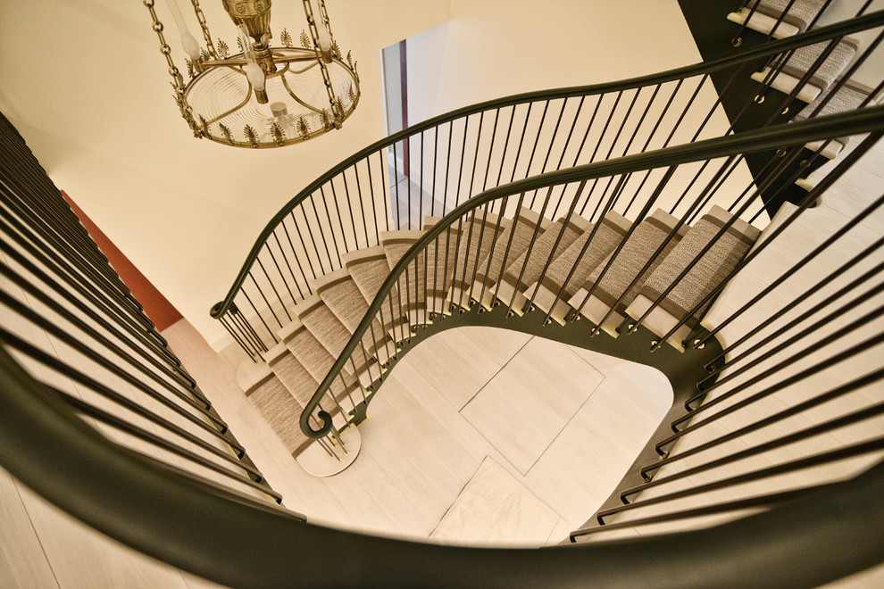 ロンドンにあるトラディショナルスタイルのおしゃれな階段の写真