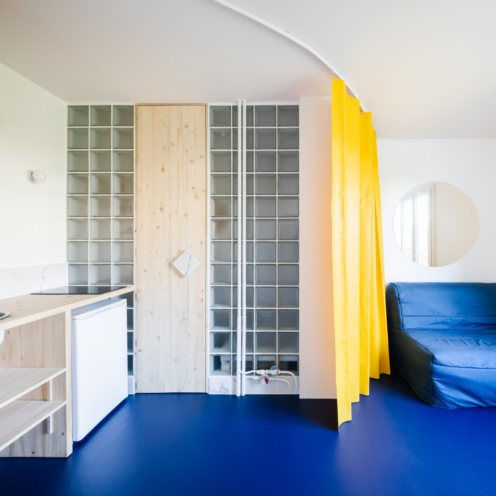 Ispirazione per una piccola stanza da bagno design con pavimento in linoleum e pavimento blu