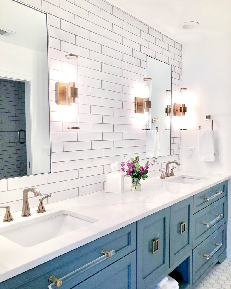 Пример оригинального дизайна: большая главная, серо-белая ванная комната в современном стиле с фасадами в стиле шейкер, бирюзовыми фасадами, ванной в нише, душем над ванной, унитазом-моноблоком, белой плиткой, зеркальной плиткой, белыми стенами, мраморным полом, врезной раковиной, столешницей из искусственного кварца, белым полом, открытым душем, белой столешницей, акцентной стеной, тумбой под две раковины, встроенной тумбой, кессонным потолком и панелями на части стены