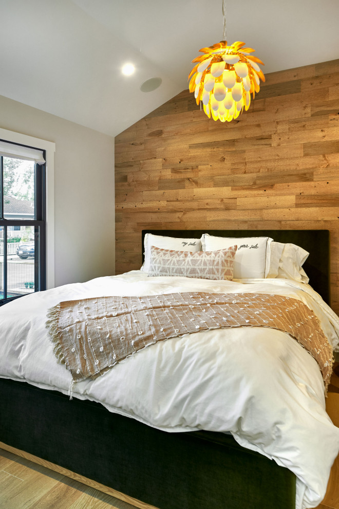 Свежая идея для дизайна: хозяйская спальня среднего размера в стиле неоклассика (современная классика) с белыми стенами, светлым паркетным полом, серым полом, сводчатым потолком и деревянными стенами - отличное фото интерьера