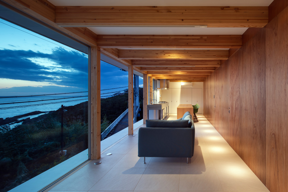 Свежая идея для дизайна: открытая гостиная комната в восточном стиле с полом из керамической плитки, бежевым полом, балками на потолке и деревянными стенами - отличное фото интерьера