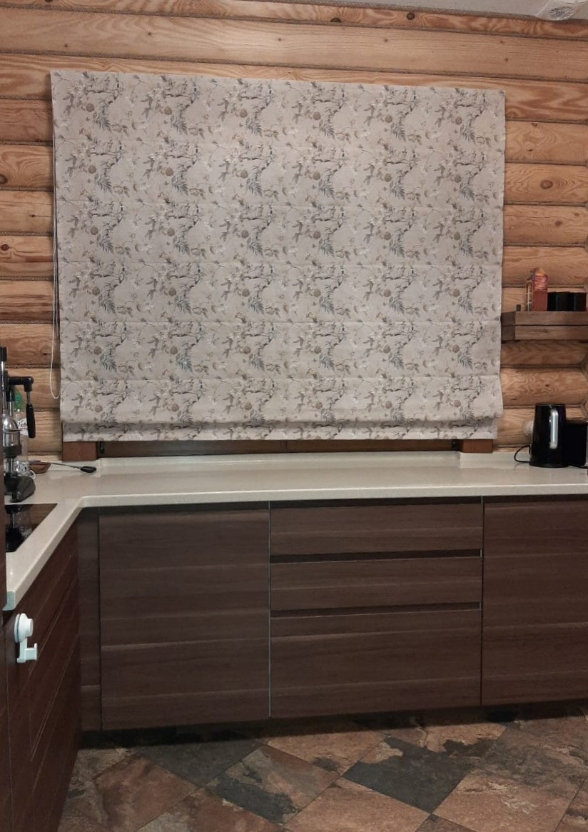 Оформление окон в загородном деревянном доме.