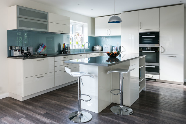 Classic Open Kitchen with Island contemporary-koek