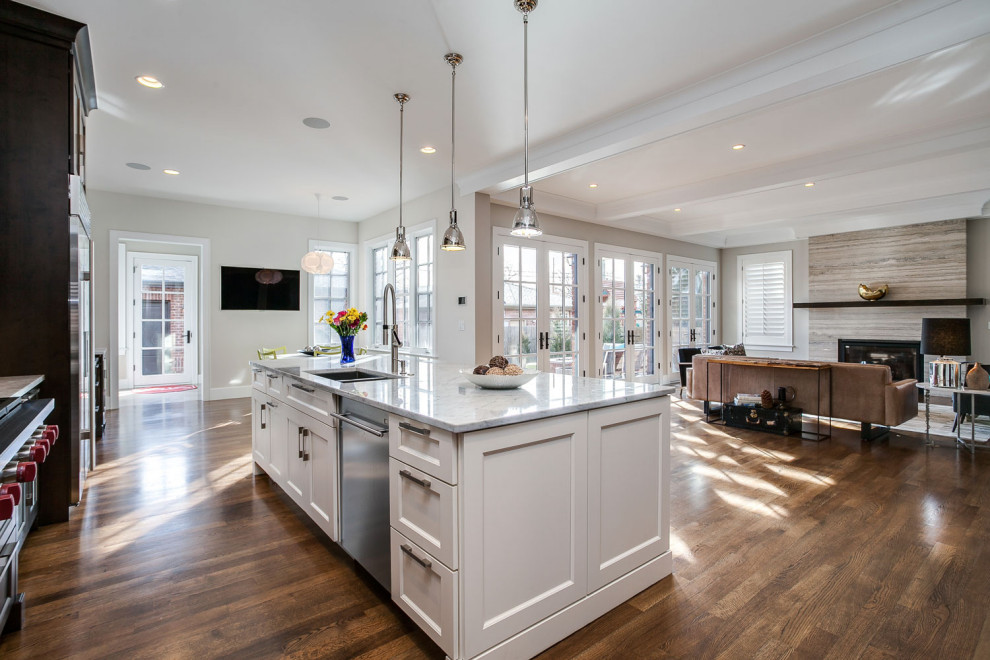 Eat-in kitchen - mid-sized transitional eat-in kitchen idea in Miami with an undermount sink and stainless steel appliances