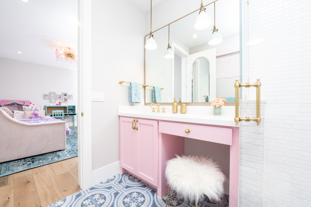 Idée de décoration pour une salle de bain tradition de taille moyenne pour enfant avec un placard à porte shaker, des portes de placard violettes, une douche à l'italienne, WC à poser, un carrelage blanc, des carreaux de céramique, un mur beige, un sol en carrelage de porcelaine, un lavabo encastré, un plan de toilette en quartz modifié, un sol bleu, une cabine de douche à porte battante, un plan de toilette blanc, meuble simple vasque et meuble-lavabo encastré.