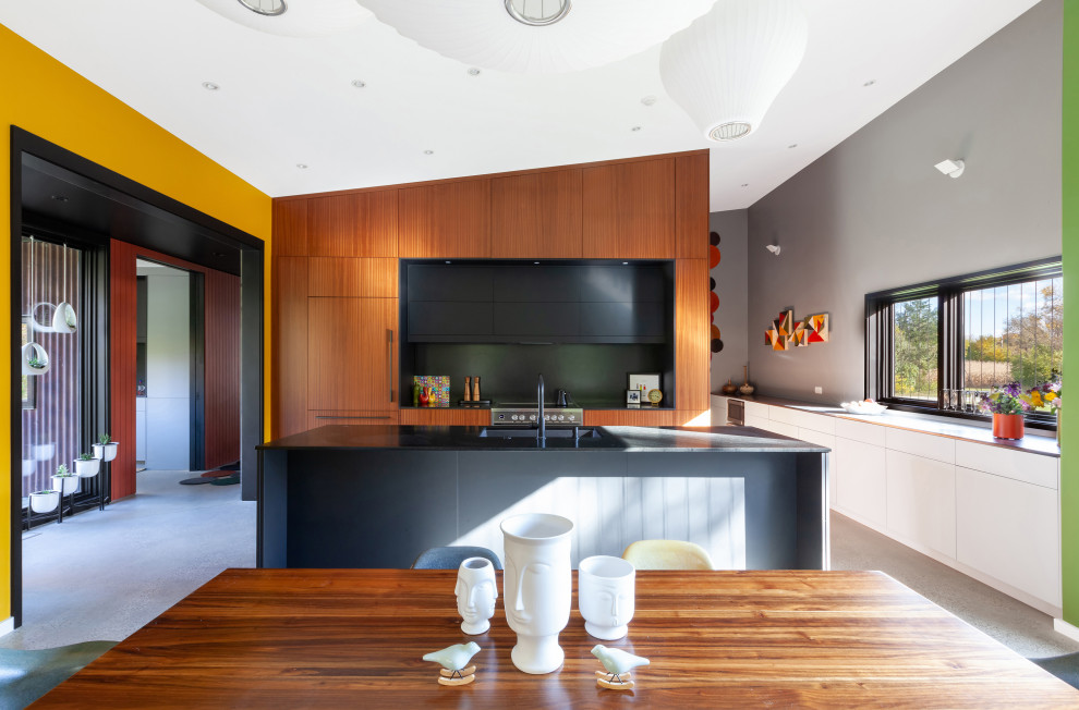 Mittelgroße Moderne Wohnküche mit gelber Wandfarbe, Betonboden, grauem Boden und gewölbter Decke in Indianapolis