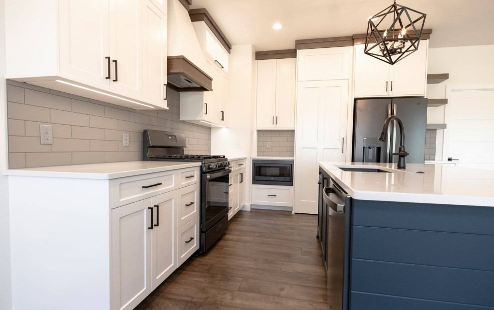 Kitchen - transitional kitchen idea