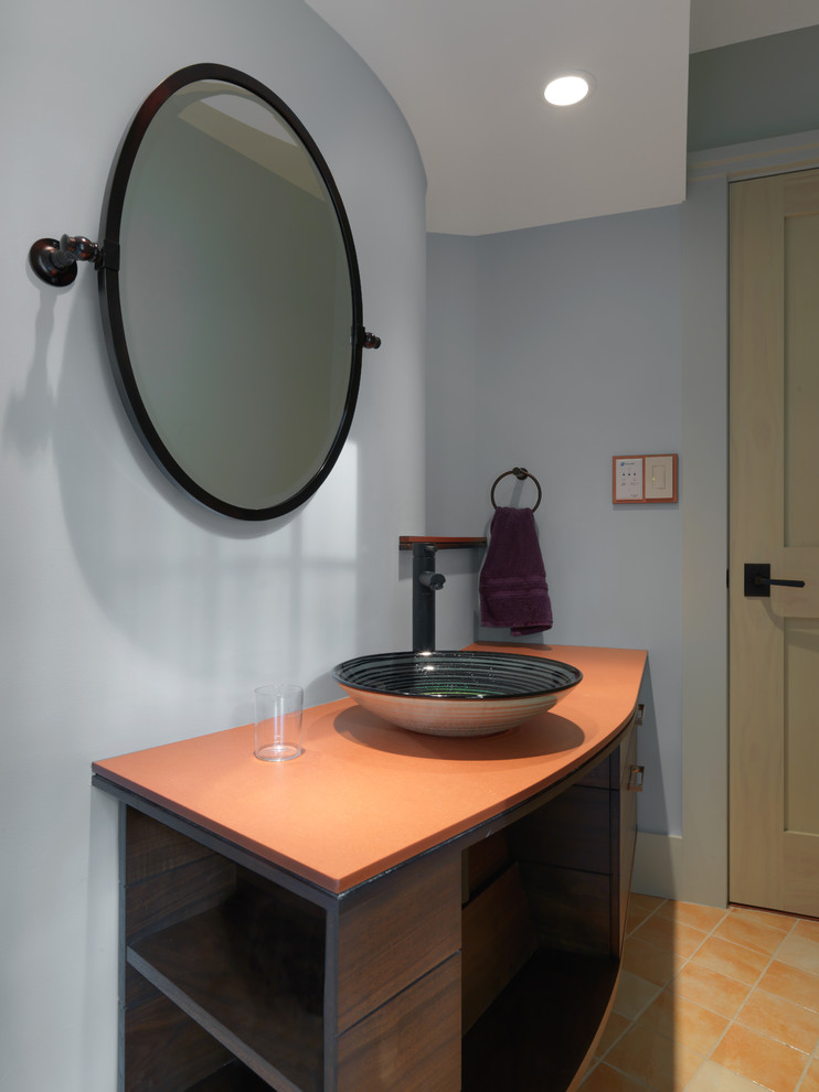 This is an example of a contemporary bathroom in Burlington.