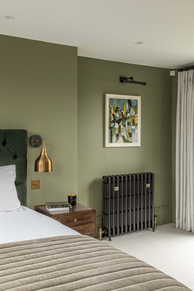 На фото: гостевая спальня среднего размера, (комната для гостей) в стиле модернизм с зелеными стенами, ковровым покрытием и серым полом с