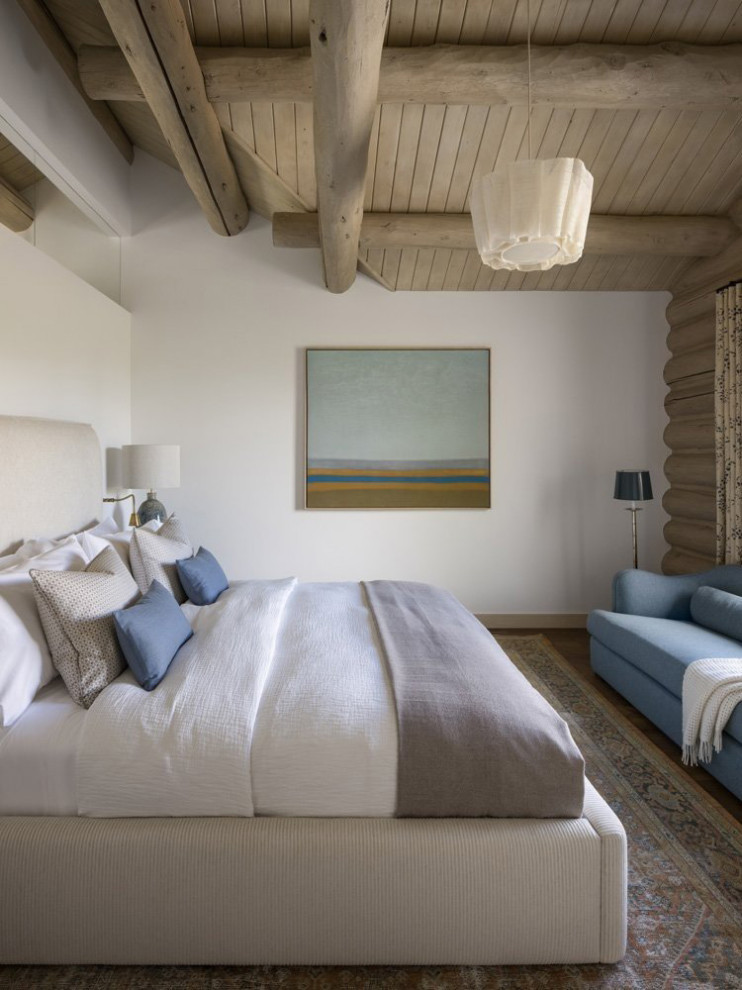 На фото: хозяйская спальня в стиле рустика с белыми стенами, паркетным полом среднего тона, коричневым полом и деревянным потолком без камина