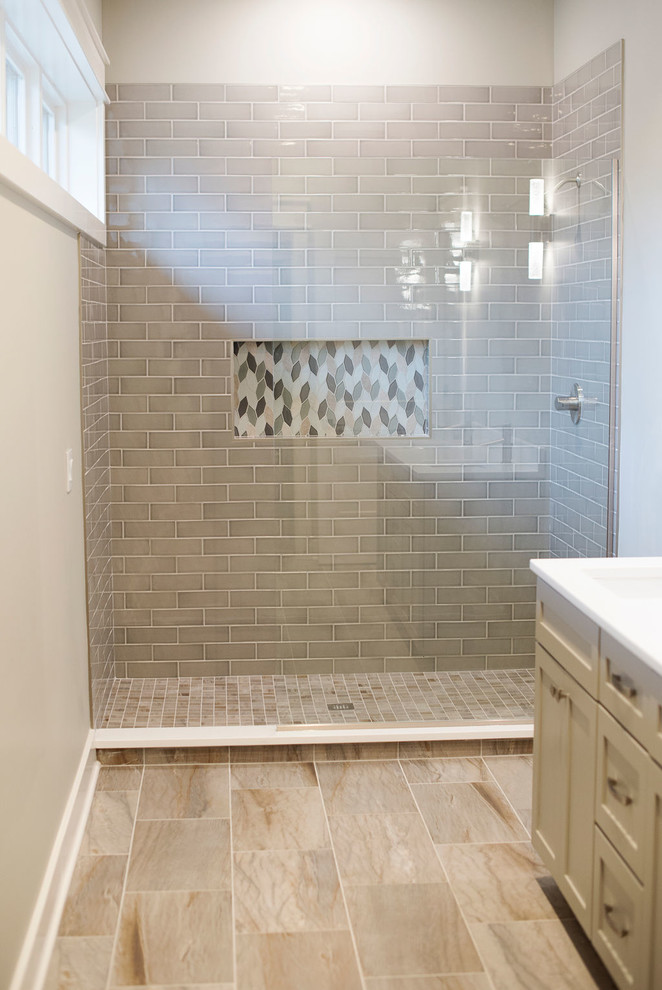 Bathroom with subway tile and mosaic niche