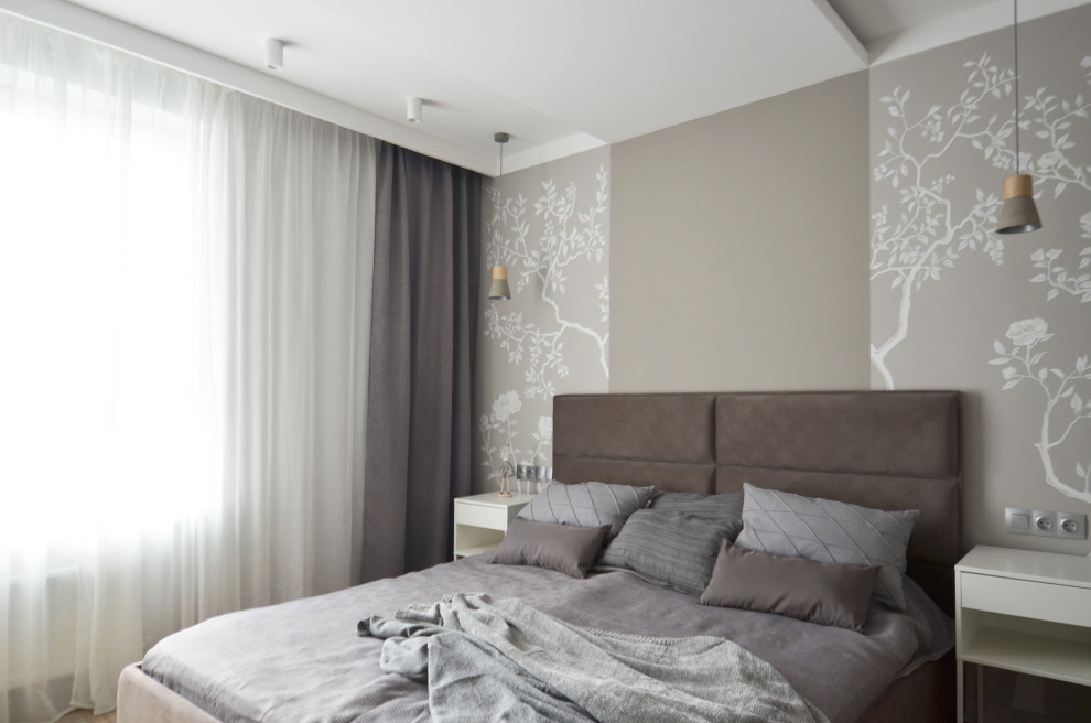 Источник вдохновения для домашнего уюта: хозяйская спальня среднего размера в современном стиле с серыми стенами, полом из ламината и коричневым полом