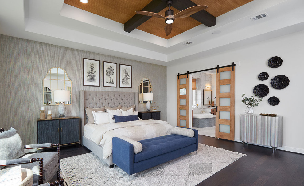 Стильный дизайн: хозяйская спальня в современном стиле с белыми стенами, полом из ламината, серым полом и кессонным потолком - последний тренд