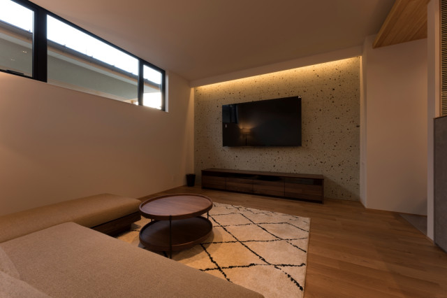 視線の抜けのある平屋 japones-moderno-sala-de-estar