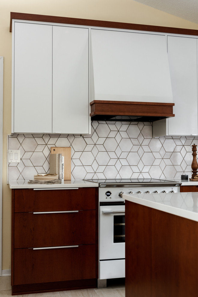 Esempio di una cucina moderna con ante bianche, top in quarzo composito, paraspruzzi grigio, paraspruzzi con piastrelle a mosaico, elettrodomestici bianchi e top bianco
