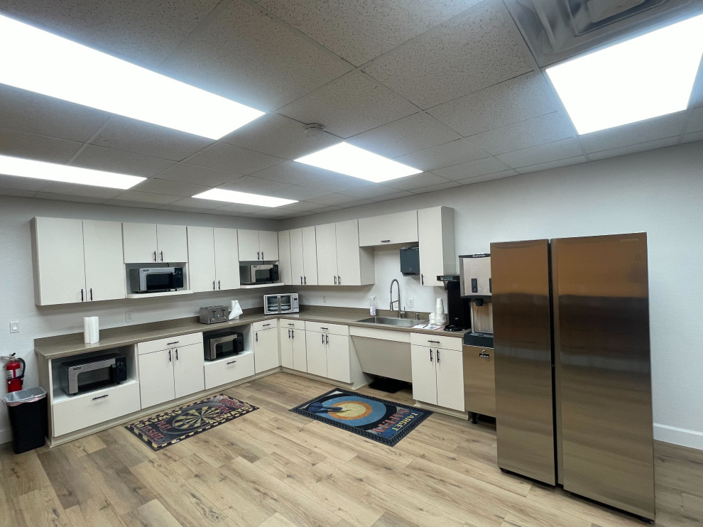 ヒューストンにあるラグジュアリーな中くらいなトラディショナルスタイルのおしゃれなキッチン (エプロンフロントシンク、レイズドパネル扉のキャビネット、白いキャビネット、珪岩カウンター、黄色いキッチンパネル、シルバーの調理設備、ラミネートの床、アイランドなし、ベージュの床、ベージュのキッチンカウンター、格子天井) の写真