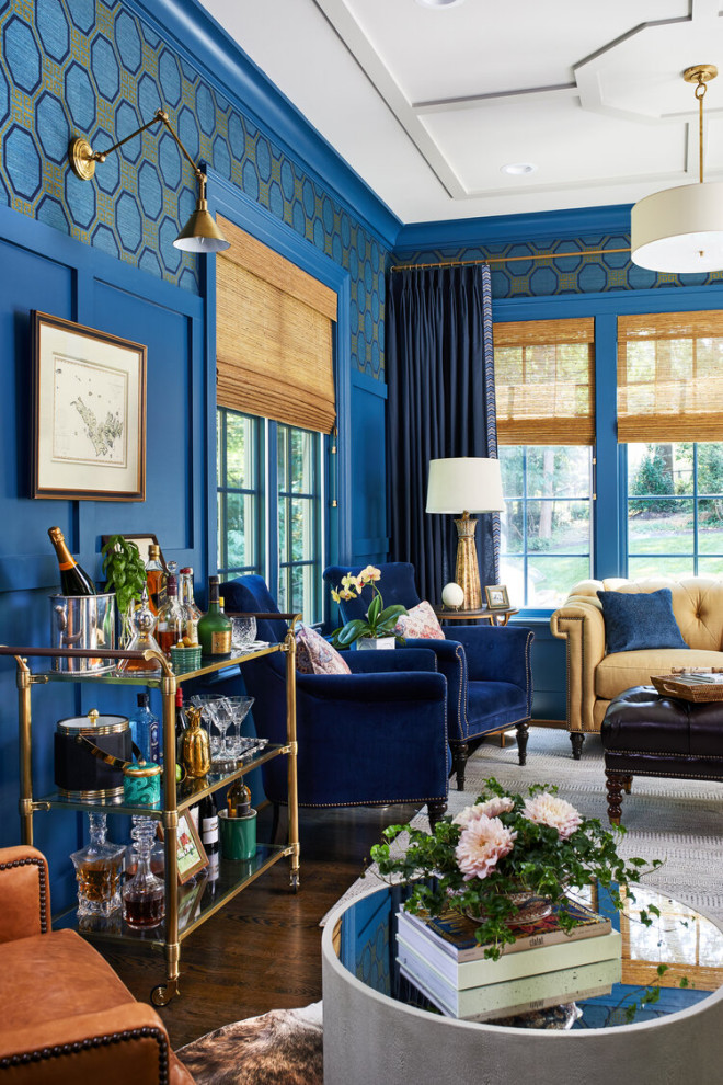 Пример оригинального дизайна: изолированная гостиная комната среднего размера в современном стиле с синими стенами и темным паркетным полом без камина, телевизора
