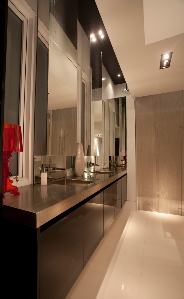 Photo of a contemporary bathroom in Geelong.