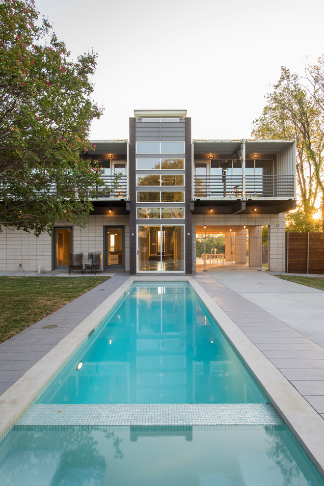 This is an example of a contemporary pool in Dallas.