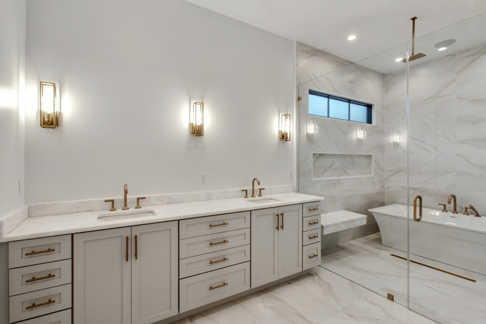 Exempel på ett stort klassiskt vit vitt en-suite badrum, med skåp i shakerstil, grå skåp, ett fristående badkar, våtrum, vit kakel, stenhäll, vita väggar, klinkergolv i porslin, ett undermonterad handfat, bänkskiva i kvarts, vitt golv och dusch med gångjärnsdörr