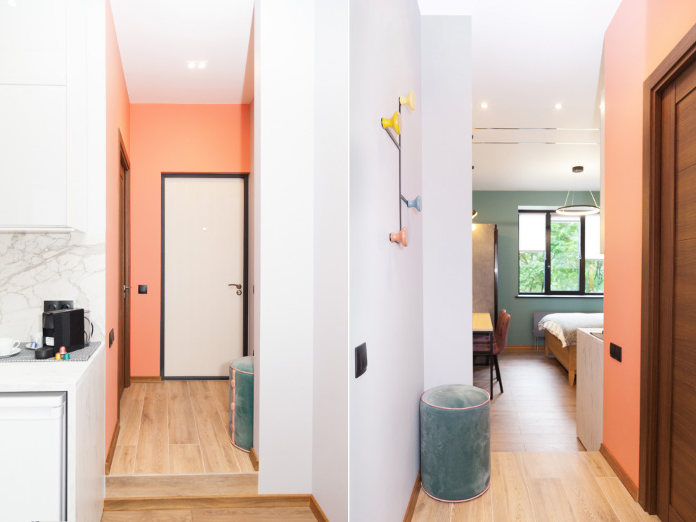 Aménagement d'une petite entrée contemporaine avec un vestiaire, un mur multicolore, un sol en carrelage de porcelaine, une porte simple, une porte blanche et un sol beige.