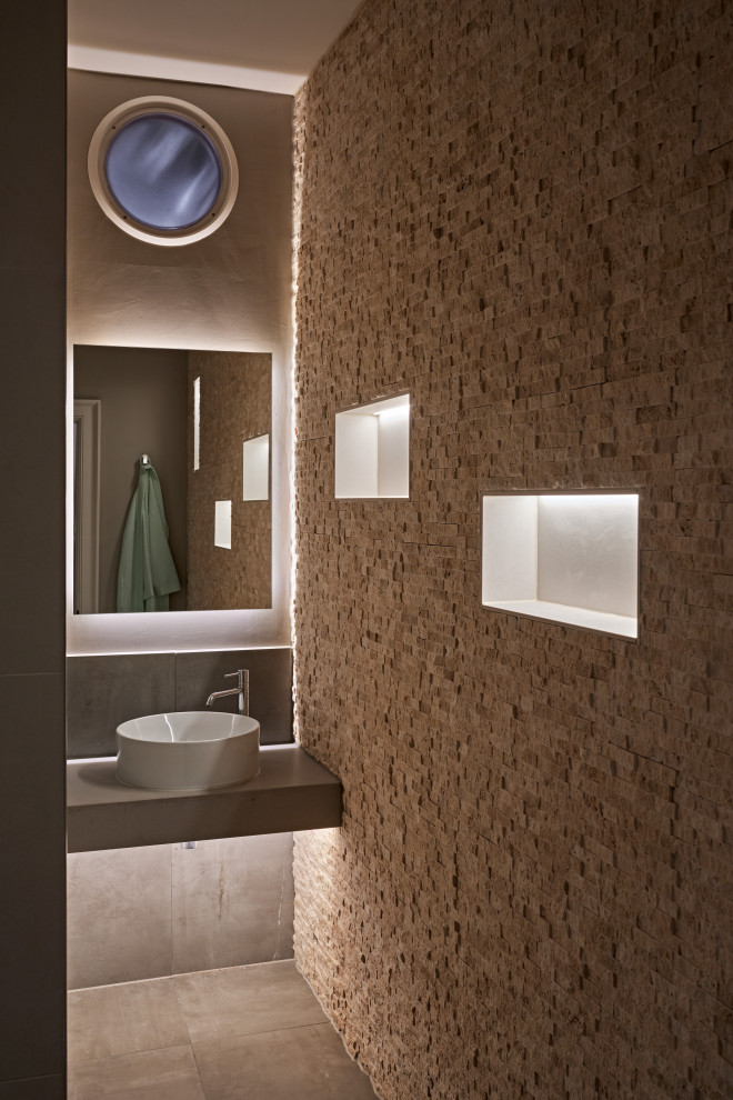 На фото: ванная комната среднего размера: освещение в современном стиле с угловым душем, инсталляцией, бежевыми стенами, полом из керамической плитки, душевой кабиной, консольной раковиной, душем с распашными дверями и тумбой под одну раковину