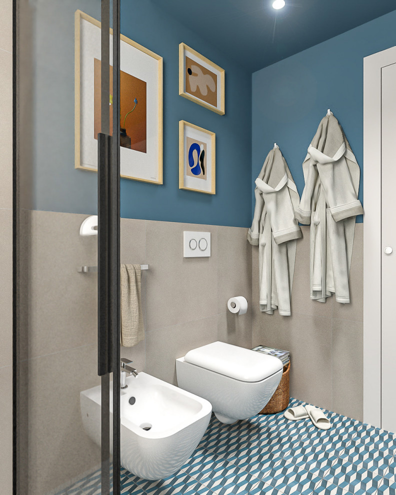Пример оригинального дизайна: маленькая ванная комната в современном стиле с плоскими фасадами, синими фасадами, душем в нише, раздельным унитазом, бежевой плиткой, керамогранитной плиткой, синими стенами, полом из керамогранита, душевой кабиной, настольной раковиной, столешницей из искусственного камня, разноцветным полом, душем с раздвижными дверями, черной столешницей, сиденьем для душа, тумбой под одну раковину, подвесной тумбой и многоуровневым потолком для на участке и в саду