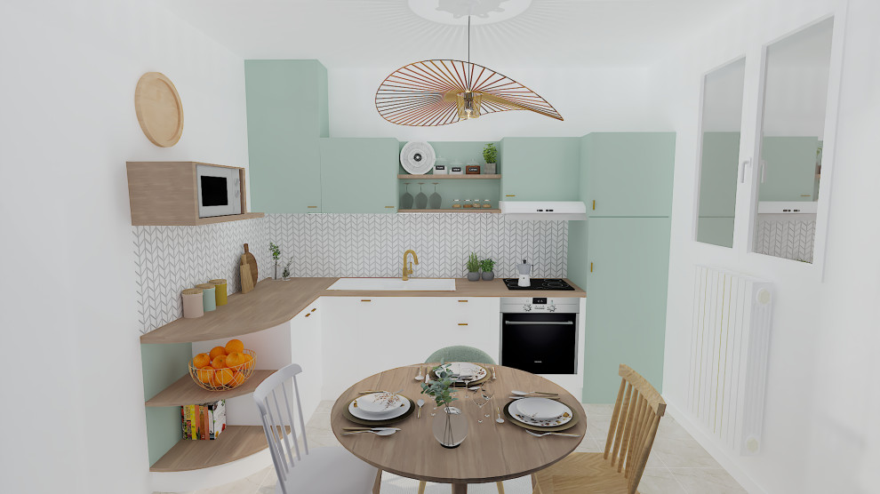 Foto på ett avskilt, litet eklektiskt l-kök, med en dubbel diskho, släta luckor, gröna skåp, träbänkskiva, vitt stänkskydd, stänkskydd i travertin, integrerade vitvaror, marmorgolv och beiget golv