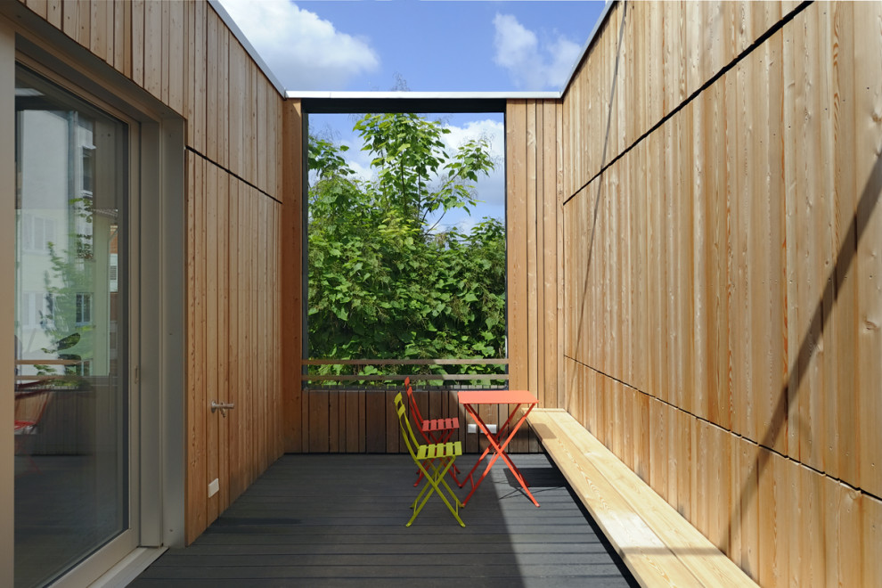 Große Skandinavische Dachterrasse mit Verkleidung in Stuttgart