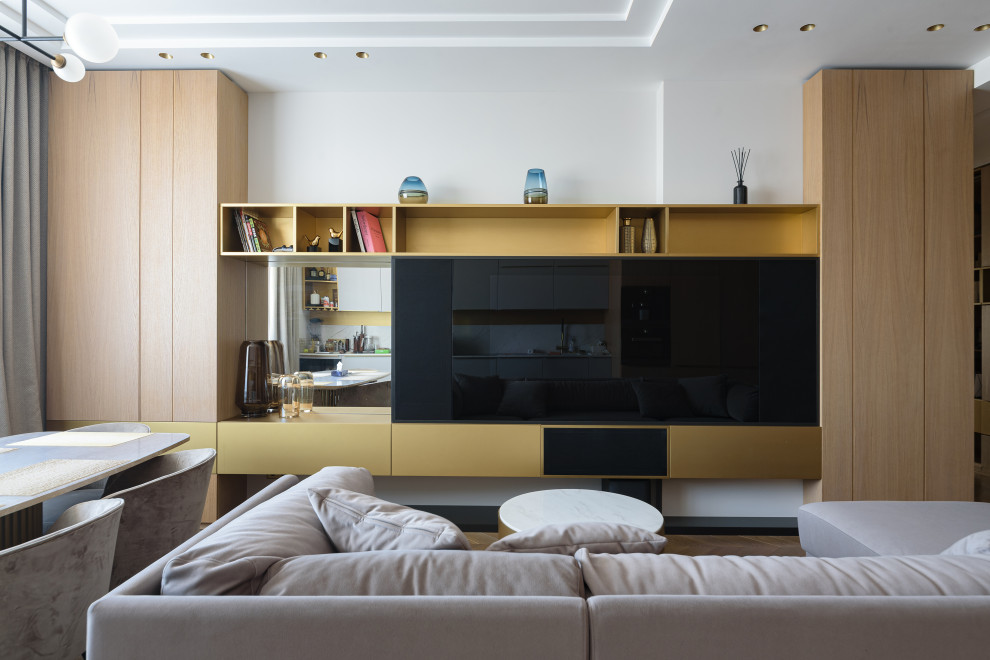 Diseño de cine en casa abierto contemporáneo de tamaño medio con paredes amarillas, suelo de madera en tonos medios y pared multimedia