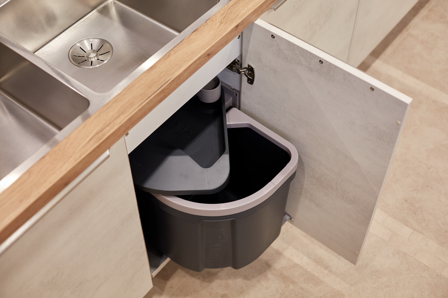 Уютная кухня nobilia в проекте "Дачного ответа" для большой семьи.